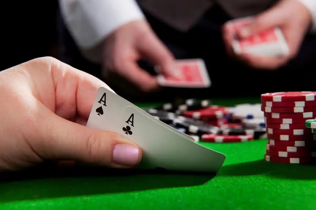 Tampilan Live Casino warungbet dengan dealer nyata di layar mobile pengguna Indonesia